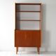 Bibliothèque scandinave vintage avec armoire et étagères