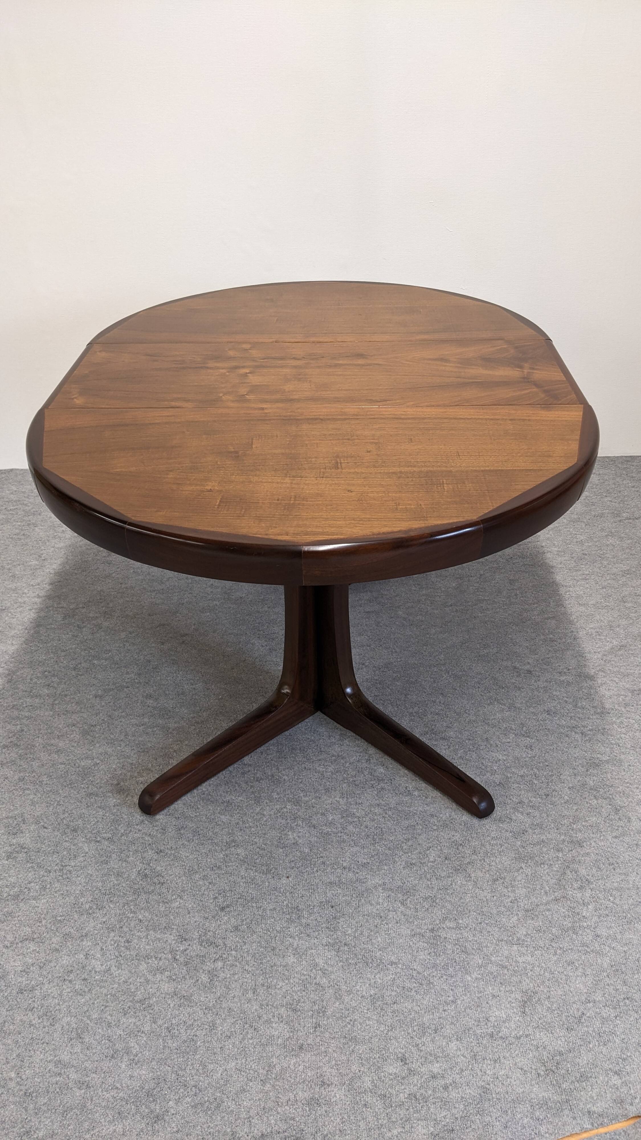 Baumann extendable dining room round table, France circa 1970.