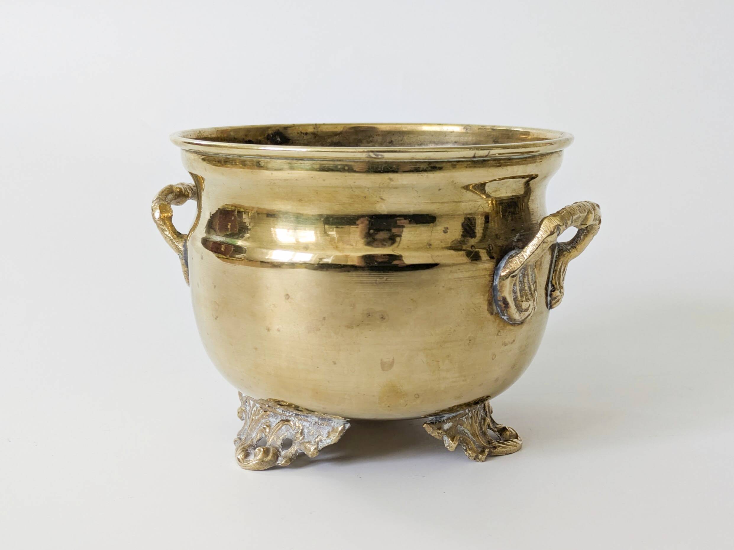 Cache-pot vintage en laiton sur pieds avec anses