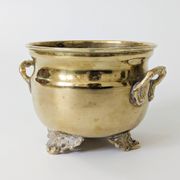 Cache-pot vintage en laiton sur pieds avec anses