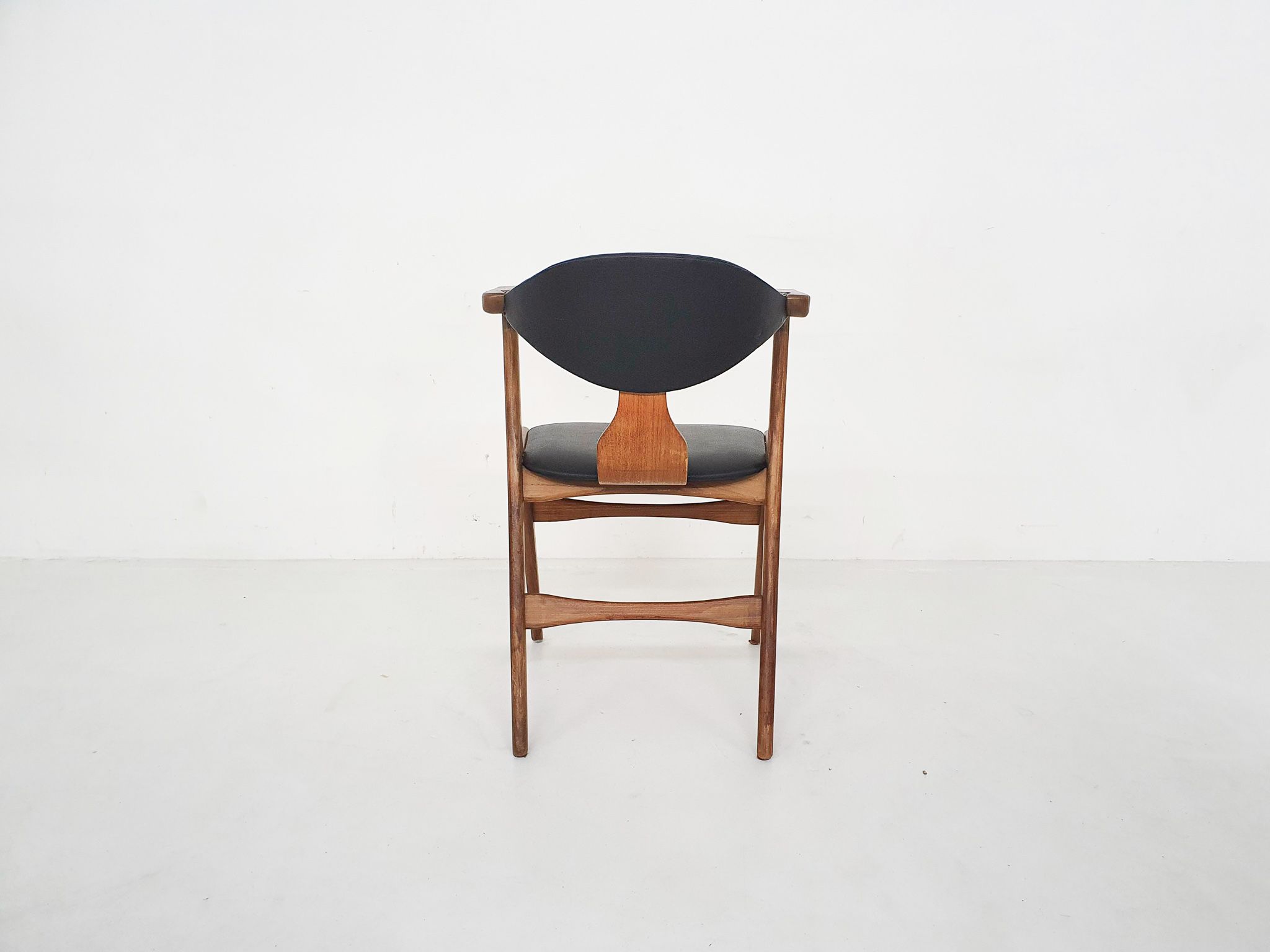 Chaise en teck et vinyle « cowhorn » par AWA, Pays-Bas années 1950