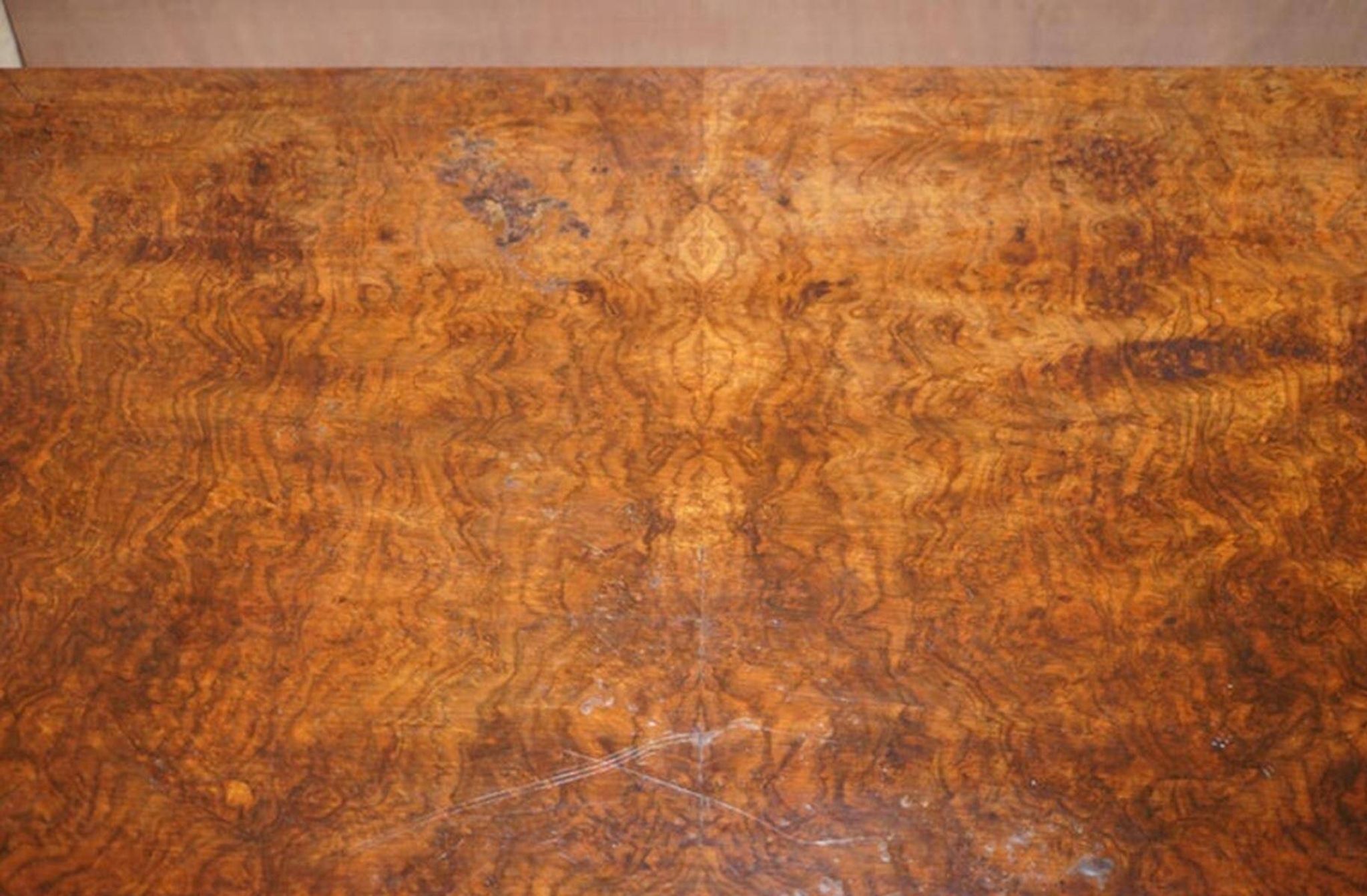 Table d'écriture Renaissance en noyer flamé style Pugin, vers 1850
