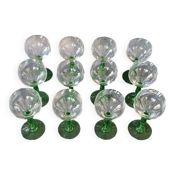 12 verres à vin à pied vert en ouraline en cristal soufflé 1900