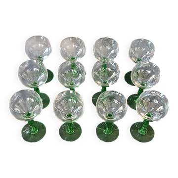 12 verres à vin à pied vert en ouraline en cristal soufflé 1900