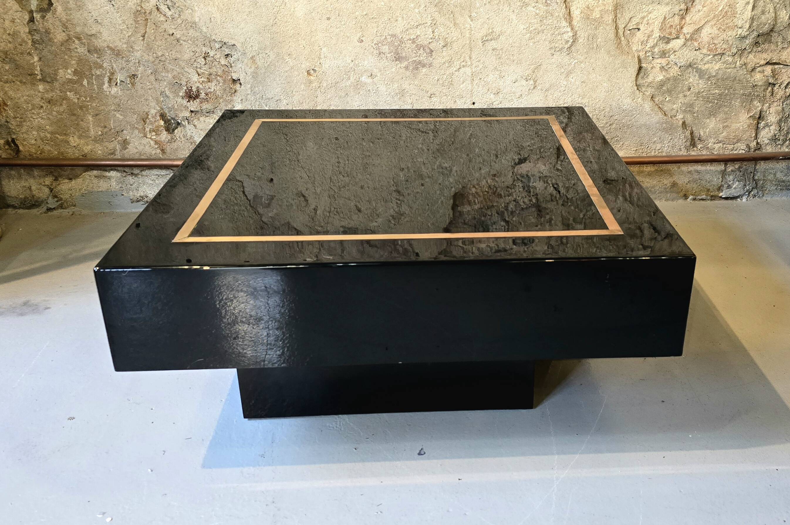 Table basse carrée en laque noire et laiton-Jean-Claude Mahey