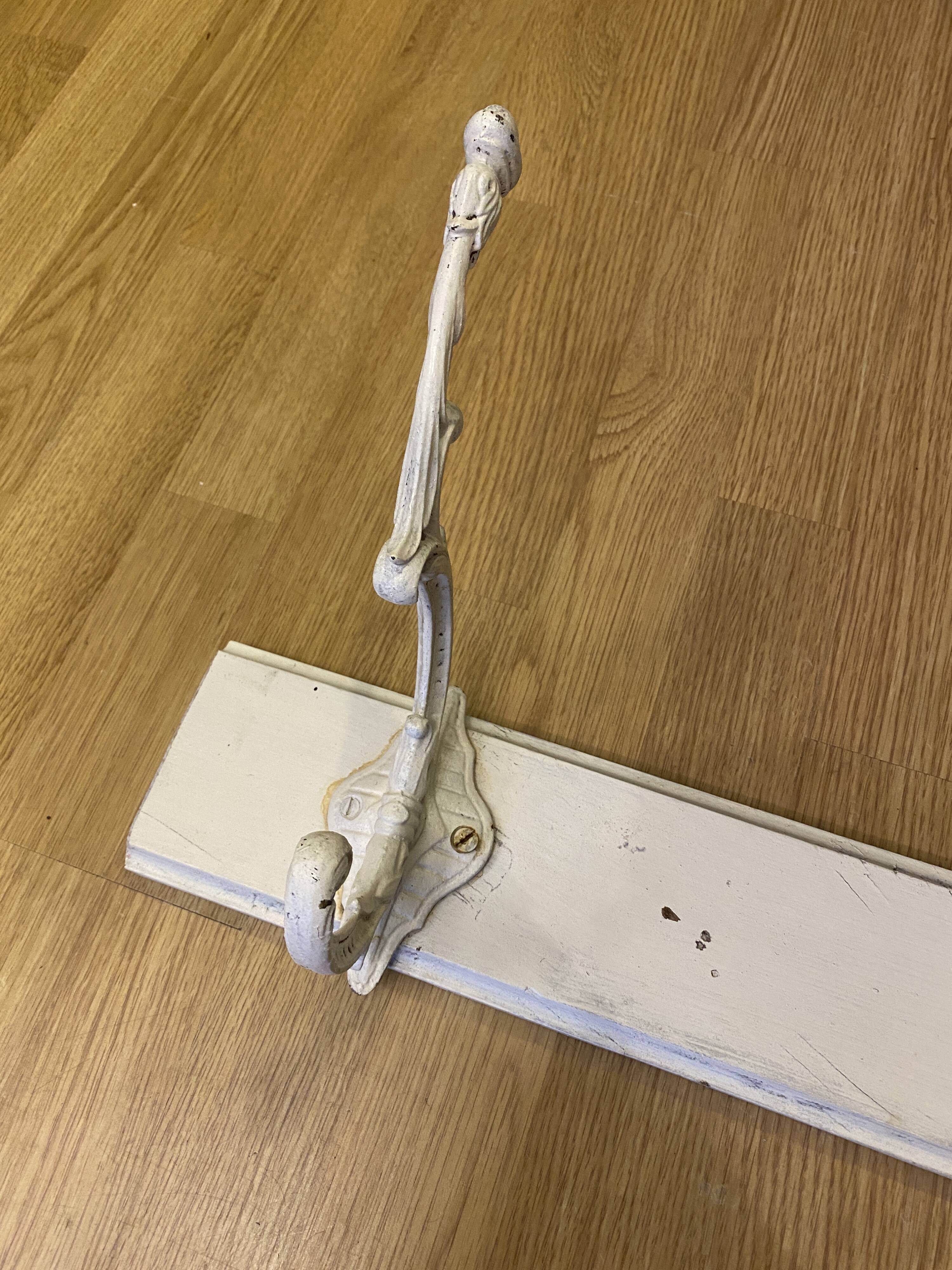 Wall coat door patère