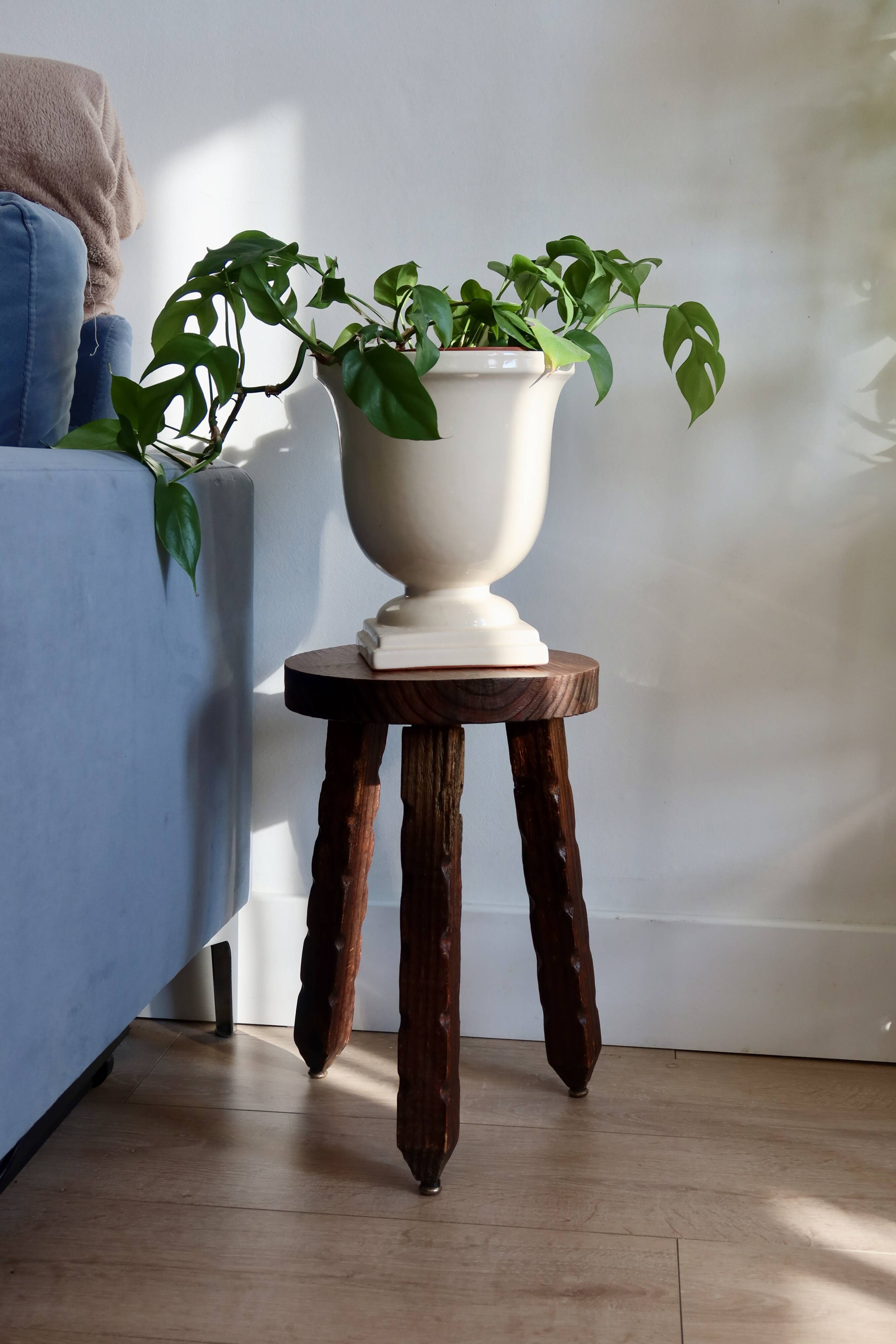 Tabouret tripode vintage rustique en bois massif