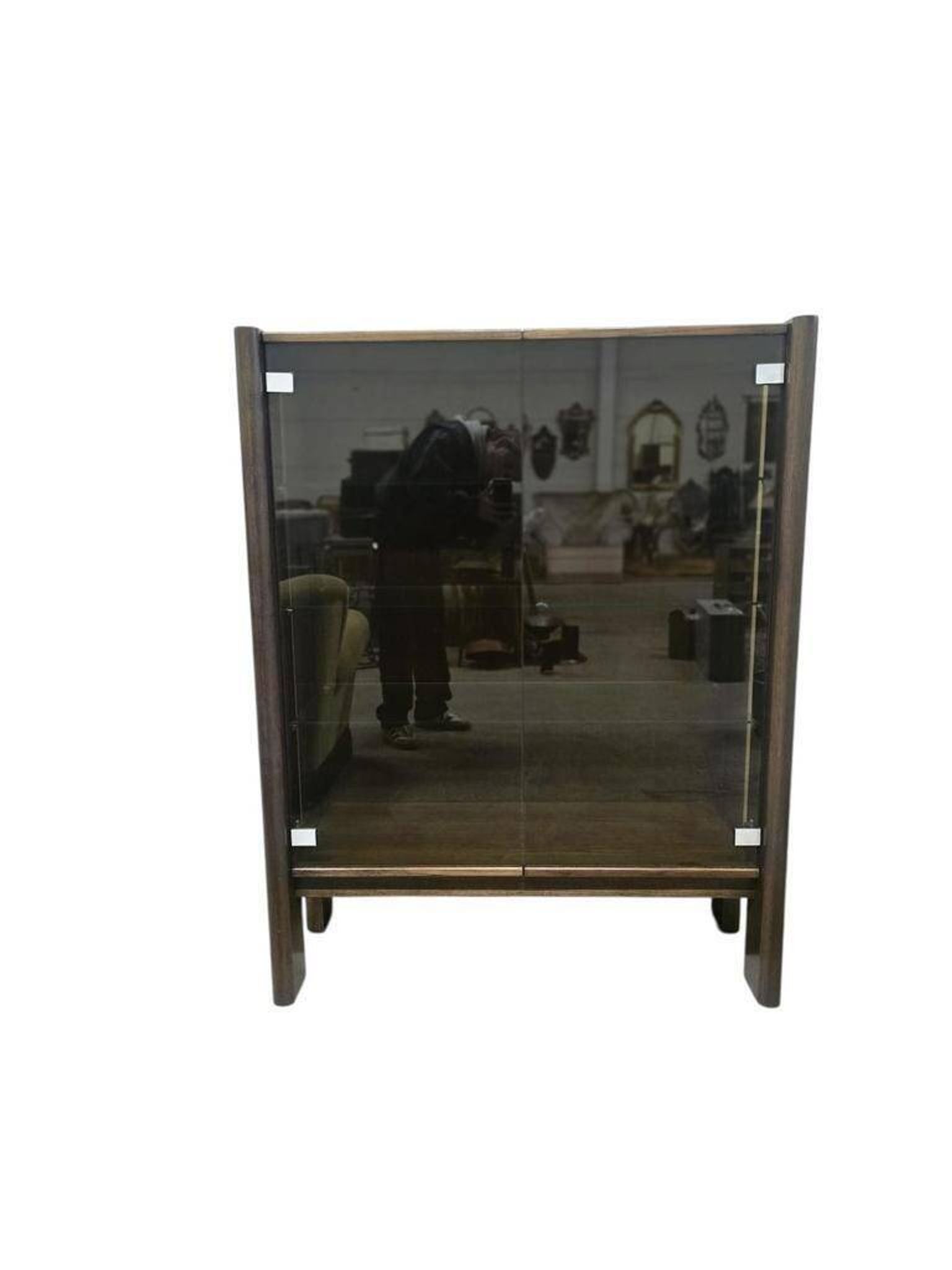 Vitrine vintage en bois massif avec verre fumé