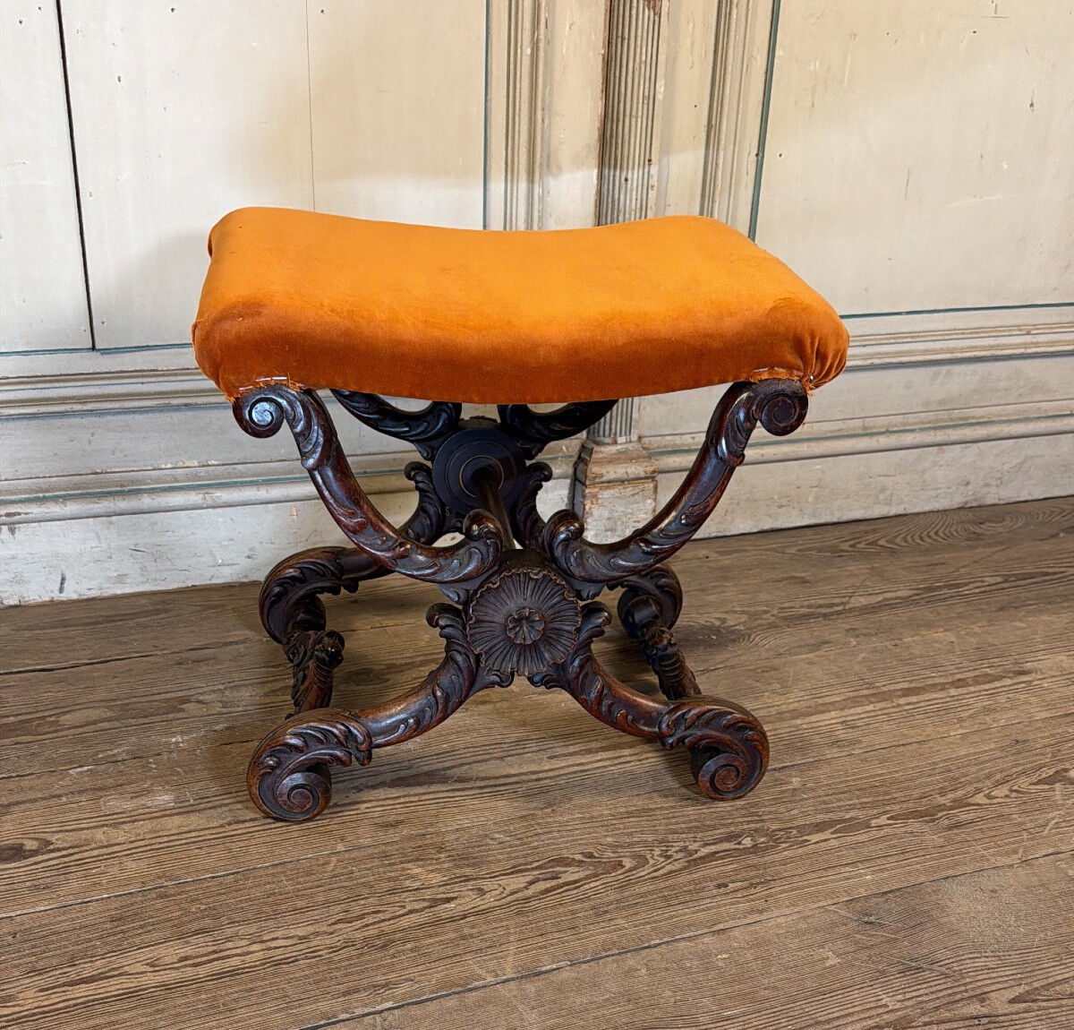 Tabouret en X, bois sculpté, XIXème siècle