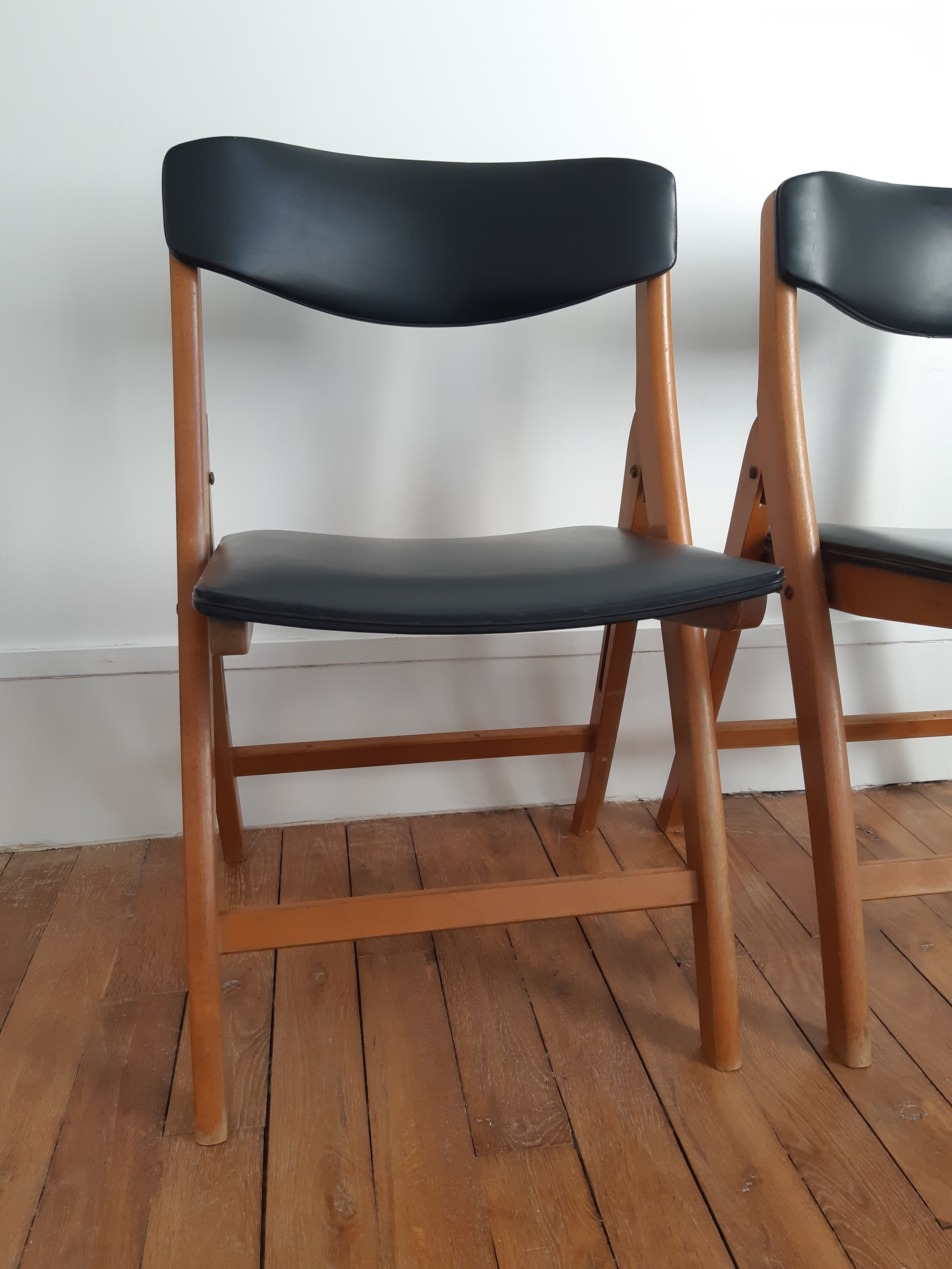 Set of 2 folding chairs in wood and skai