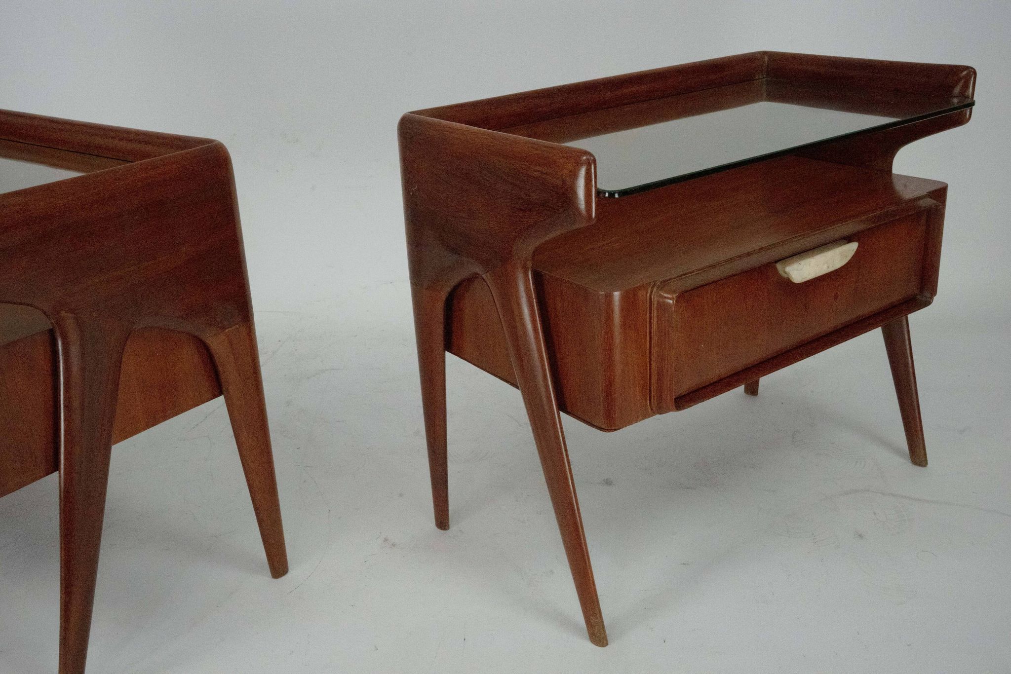 Paire de tables de chevet italiennes Mid-Century Modern, années 1950.