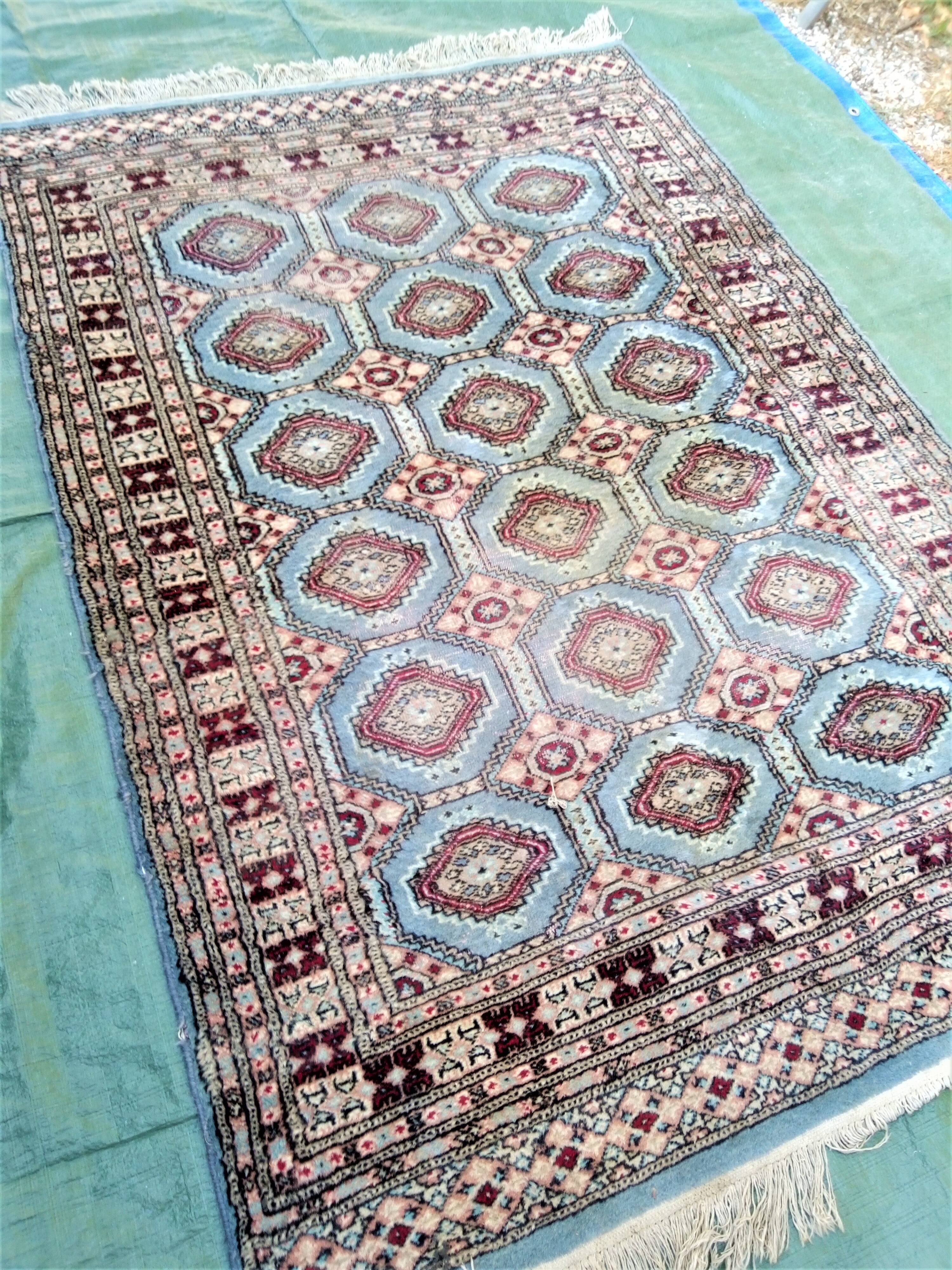 Old handmade wool oriental rug. 190 x 126cm