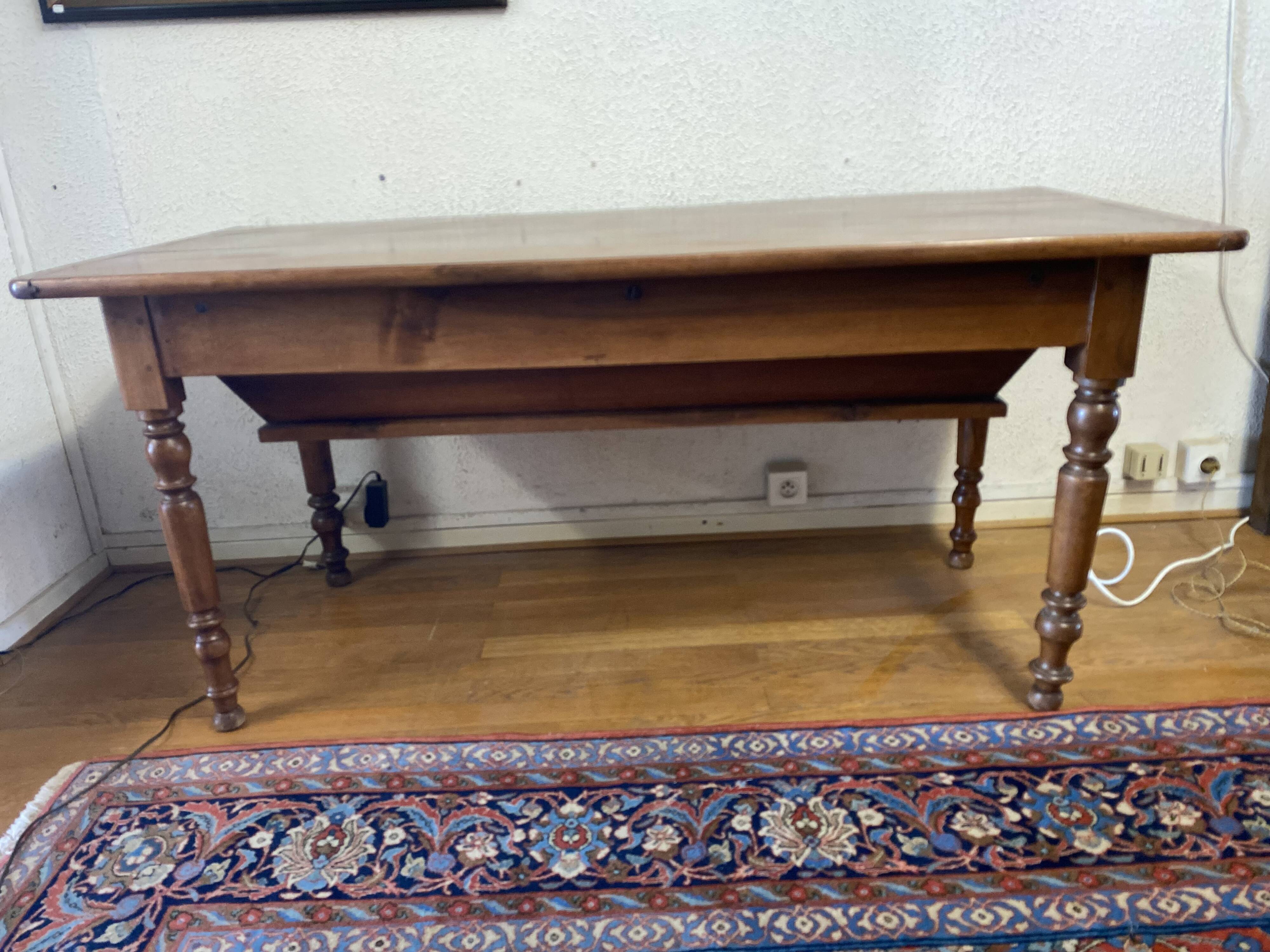 table pétrin en noyer, parfait état.