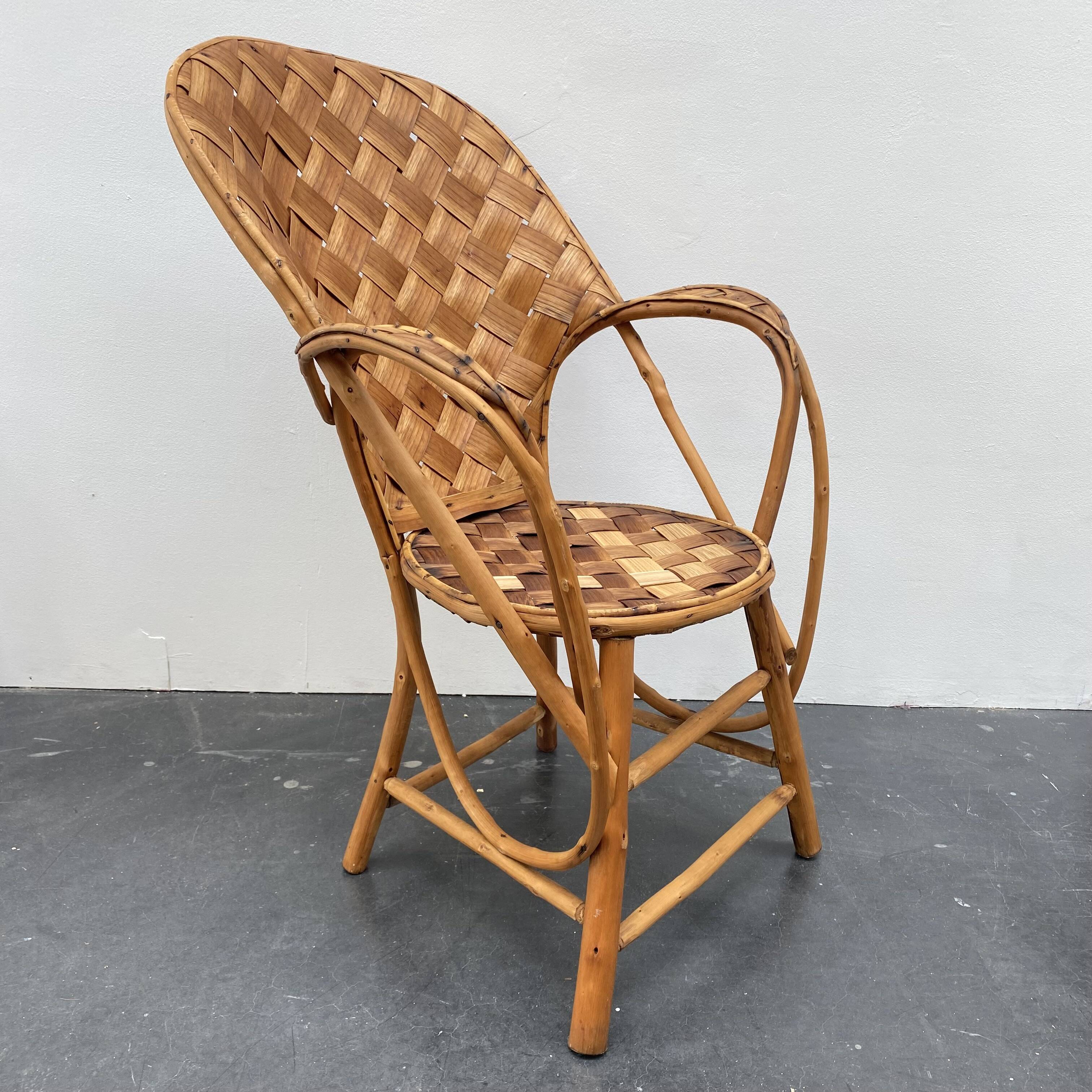 Ensemble composé d’une table et trois fauteuils en lamelles de châtaignier années 50/60