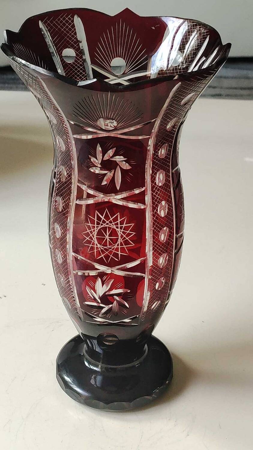 Large vase in hand-cut Bohemian crystal. Deep ruby red. Roemer style. Dim 29 x 14.5 cm