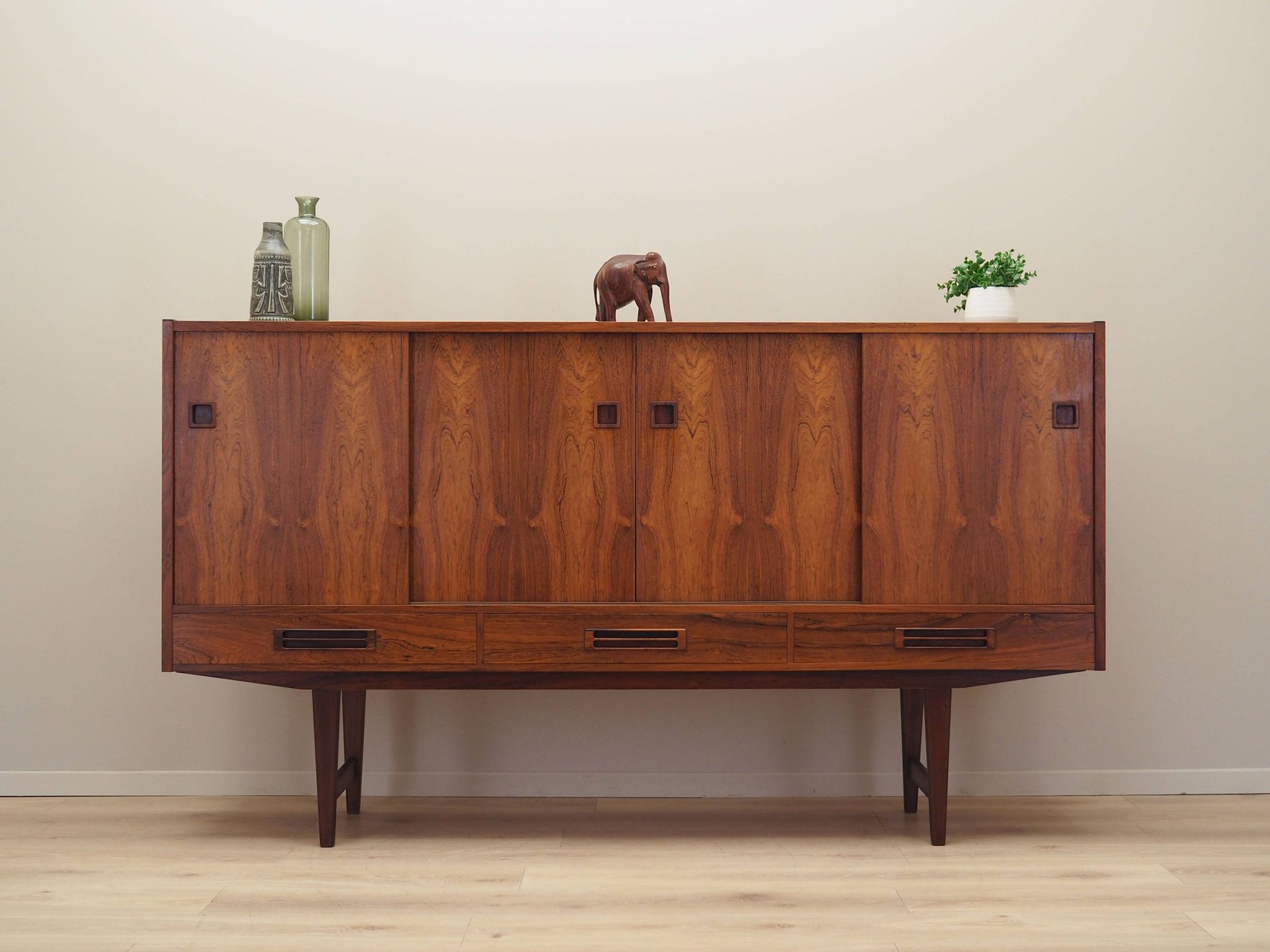 Enfilade en palissandre, design danois, années 1960, production : Danemark