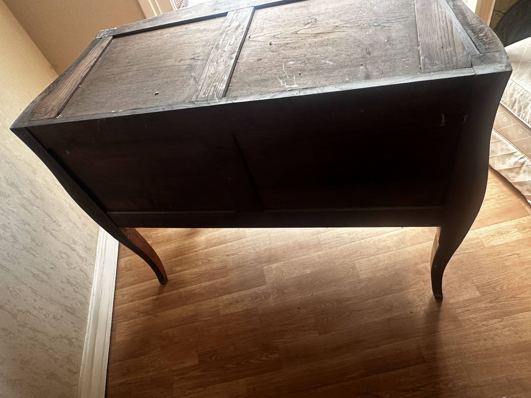 Commode galbée marquetée style Louis XV – plateau marbre- 19 e siècle