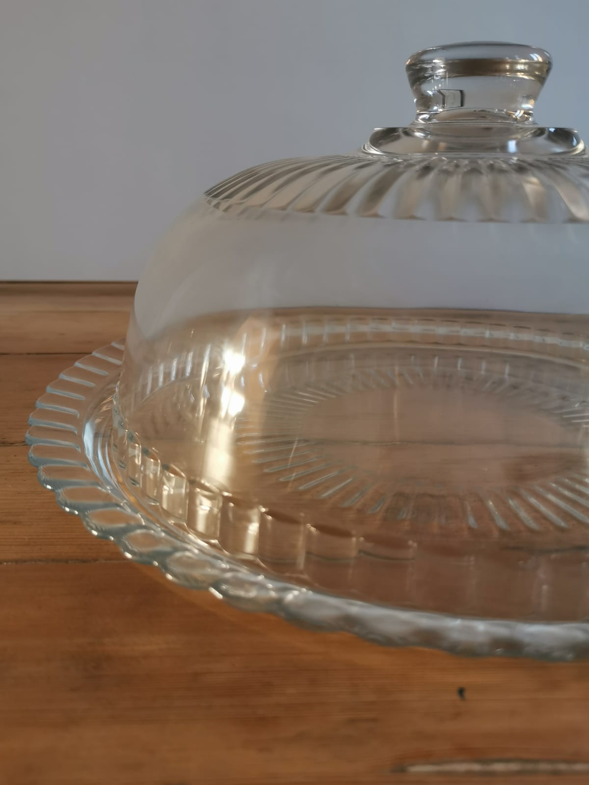 Glass arcopal cake dish with bell