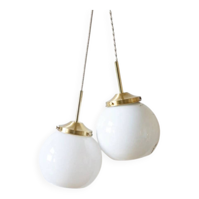 Duo de suspensions en opaline blanche et laiton