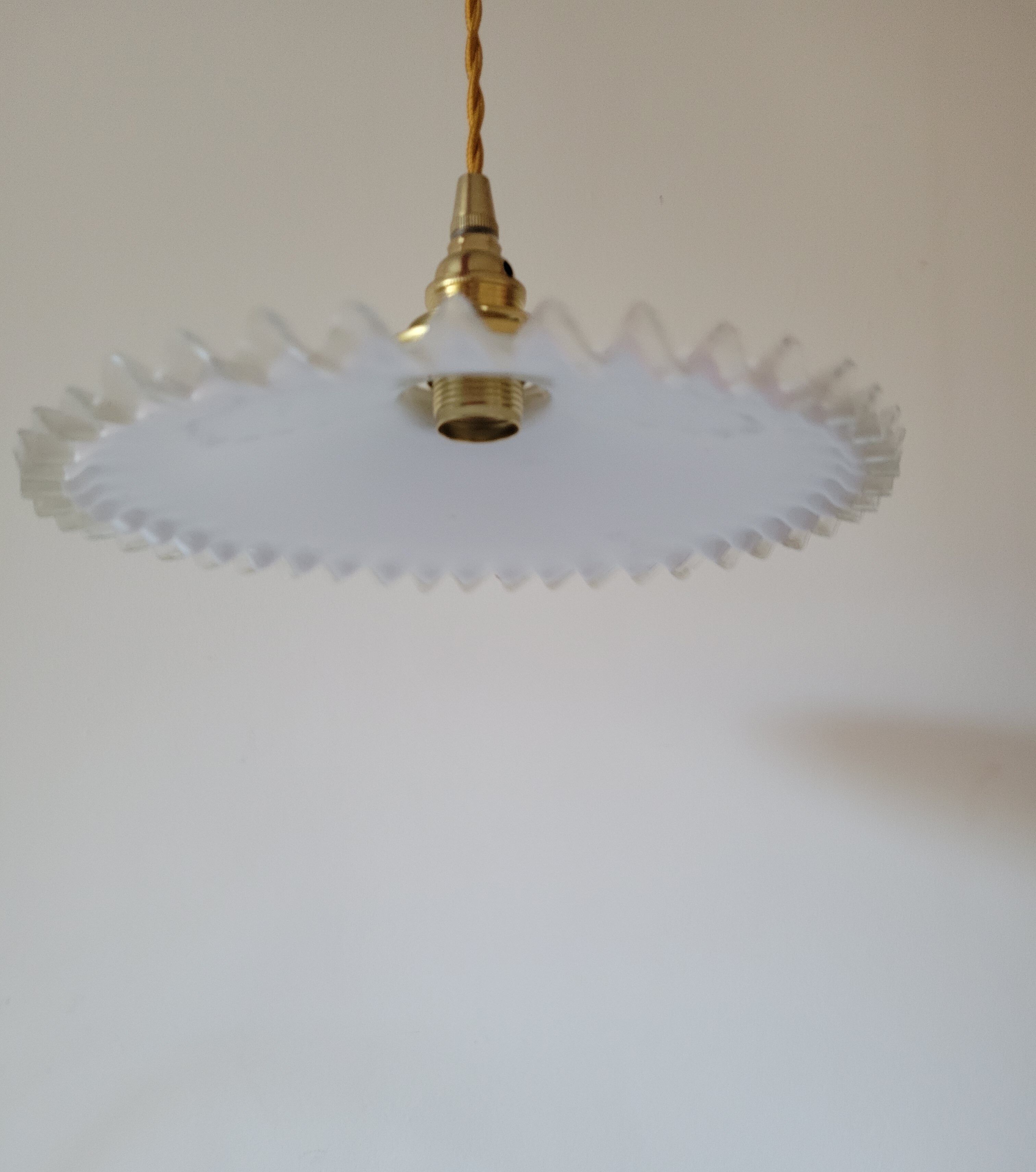 Duo de suspensions en opaline dentelée