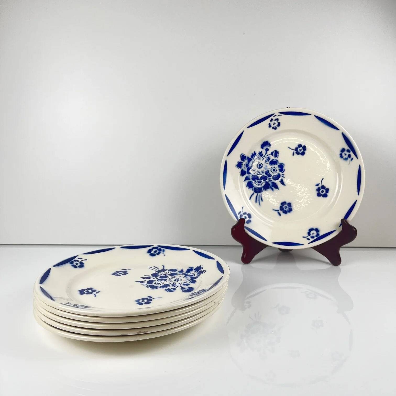 Set of 6 dessert plates, semi-porcelain Badonviller, blue flower pattern, early 20th century.
