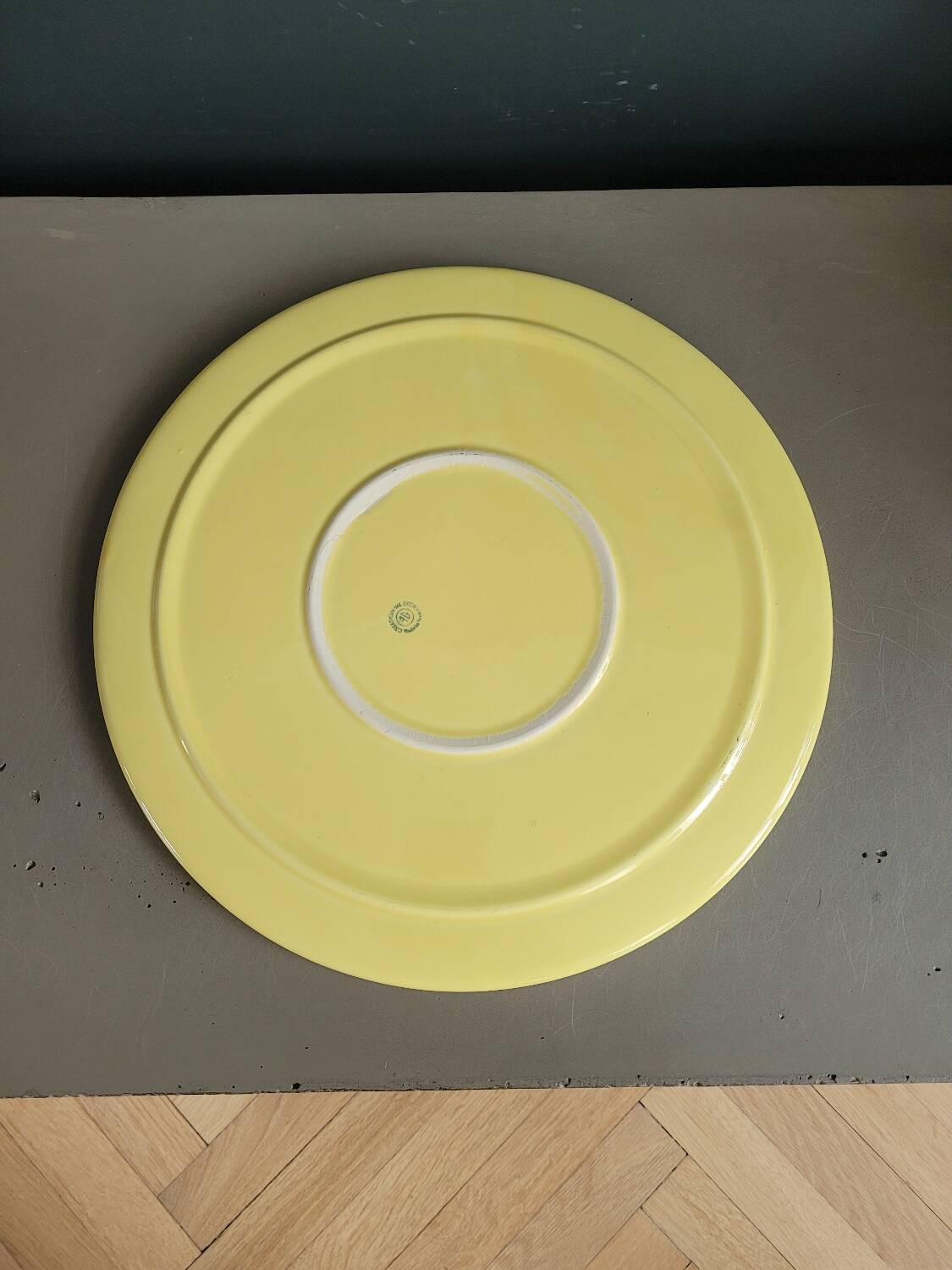 Grand plat en porcelaine jaune estampillé fg val d'or