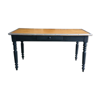 Black pietement farm table - metal strapping - turned feet - 20th century