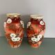 Paire de vases anciens, motif papillons et fleurs