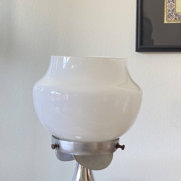 Lampe vintage globe en verre en verre opaline blanc et métal chromé