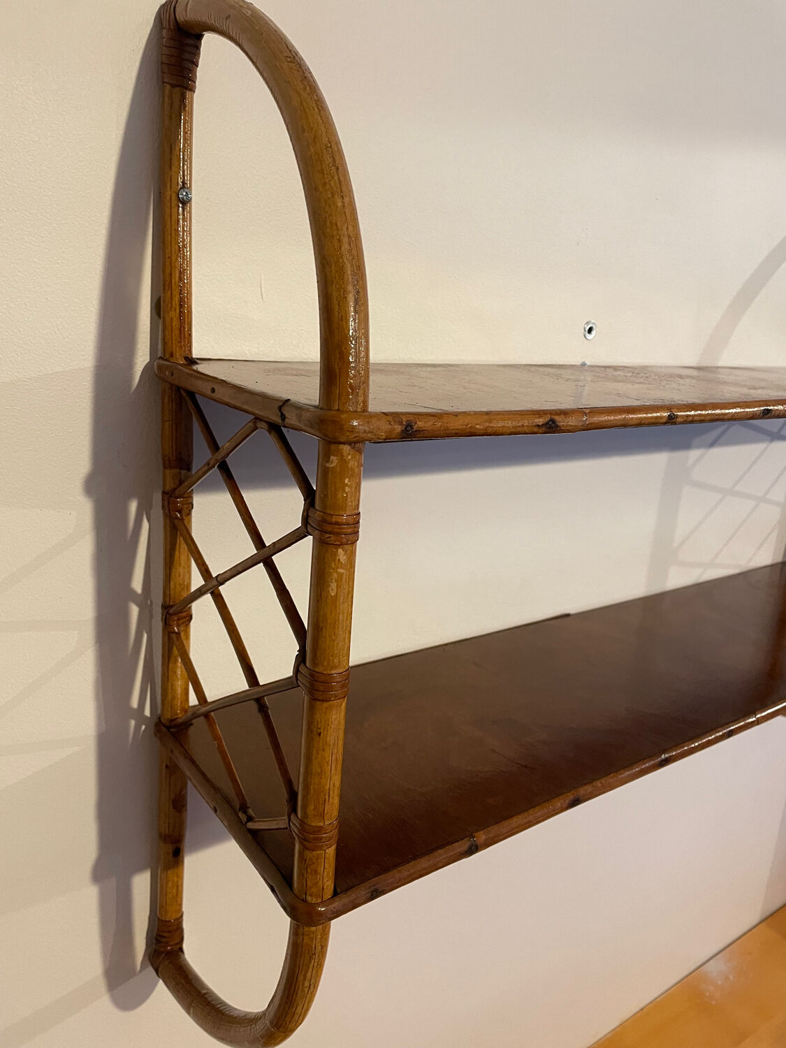 Étagère en rotin vintage