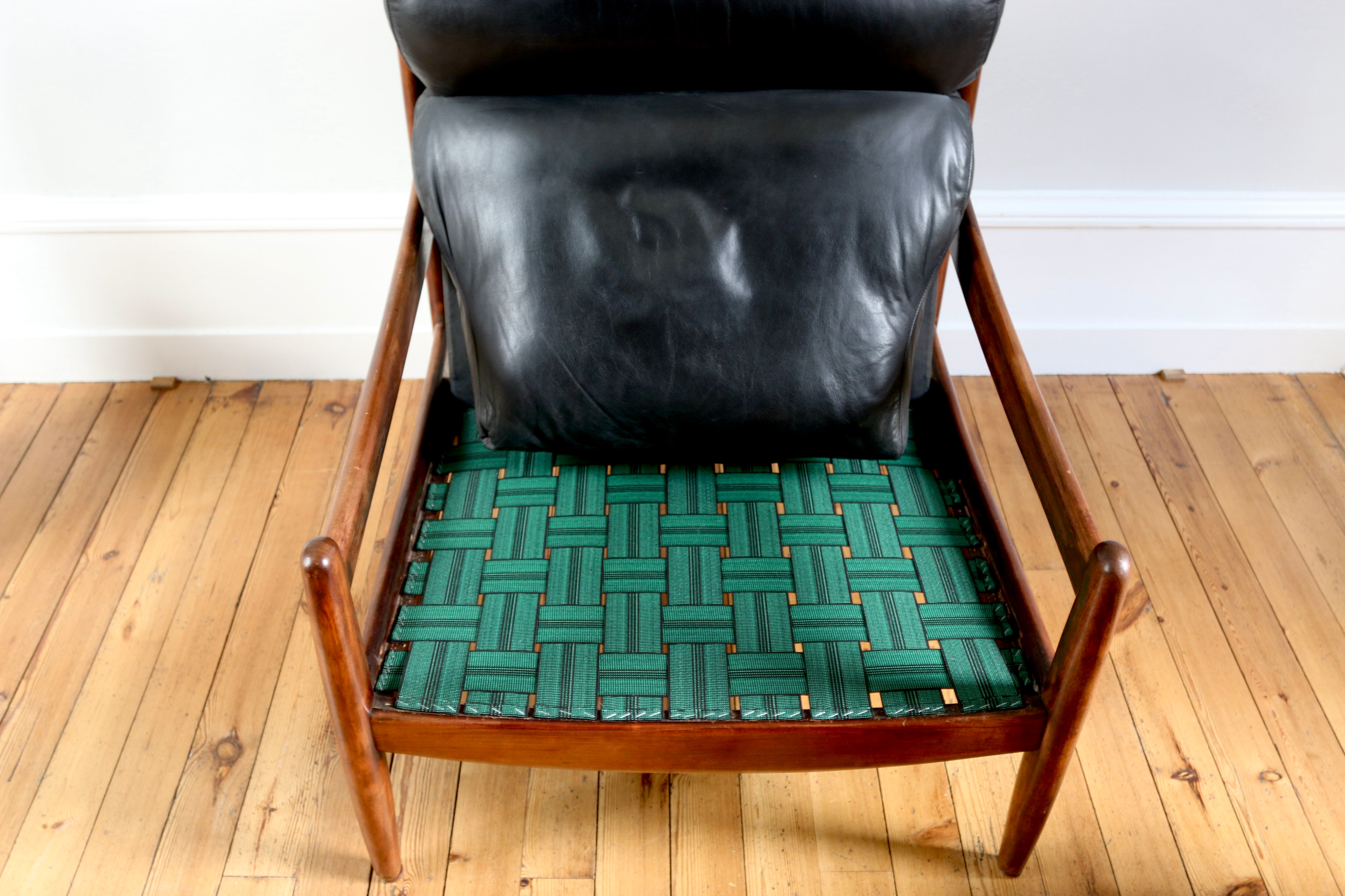 Fauteuil lounge et ottoman scandinave vintage cuir 1960