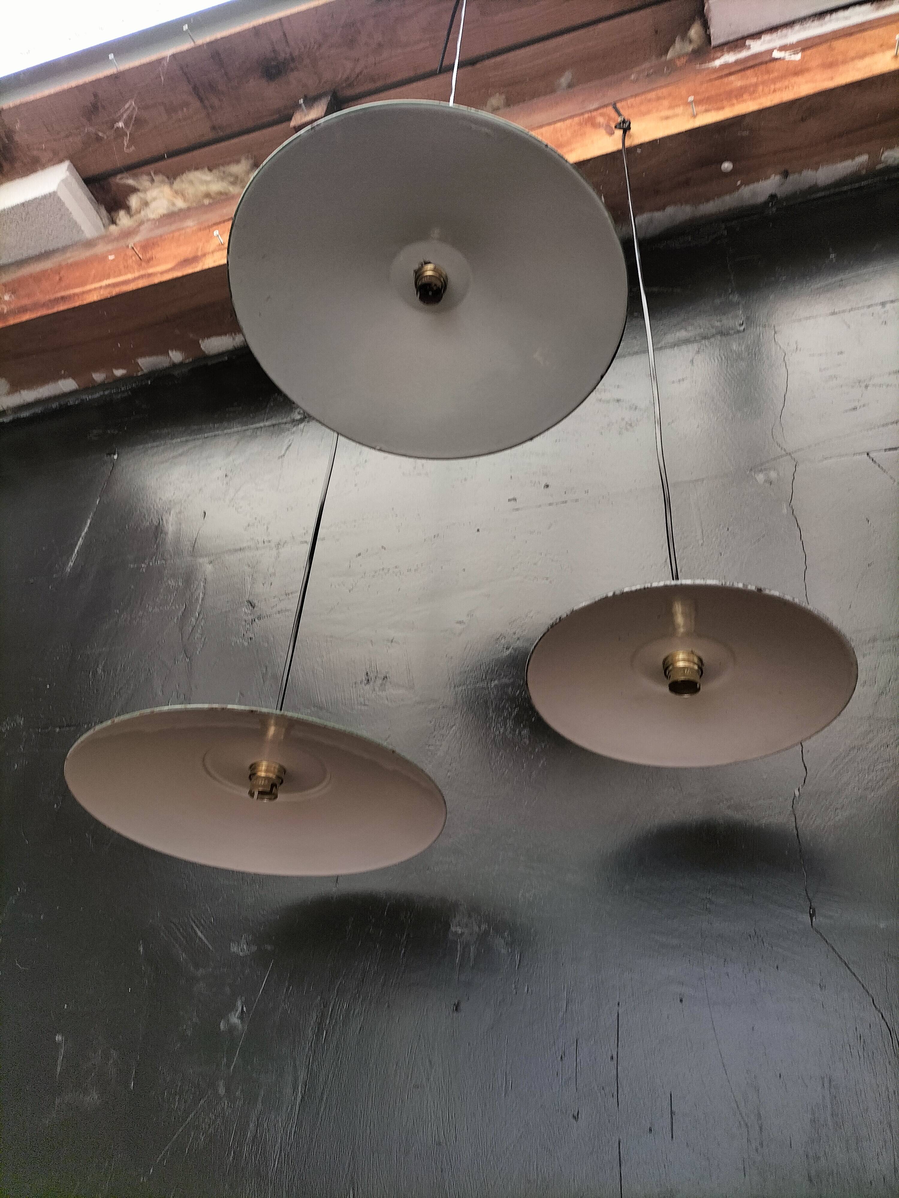 3 enamelled sheet metal suspensions