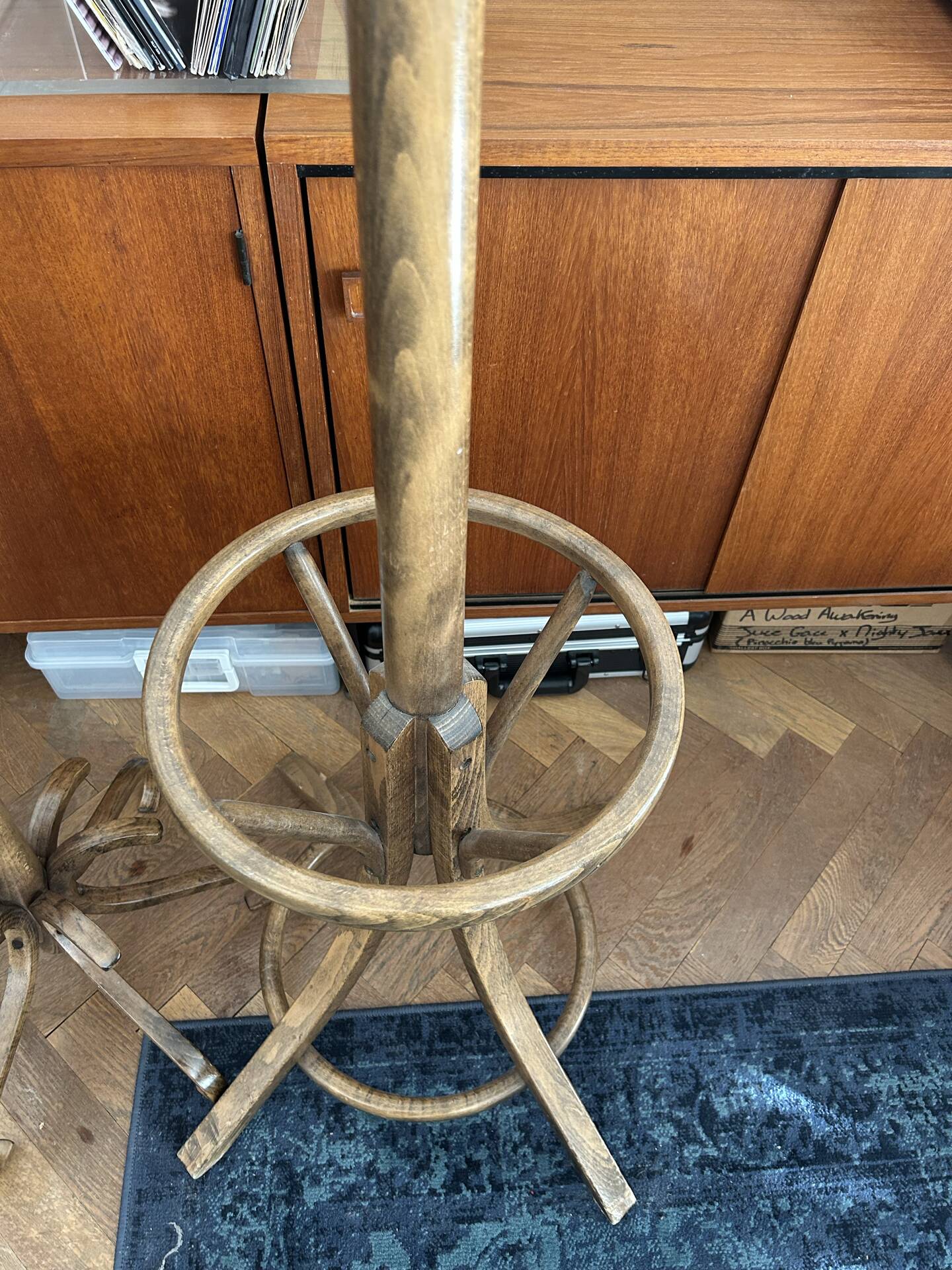 Baumann coat rack, swivelling parrot design from the 60s/70s in wood.