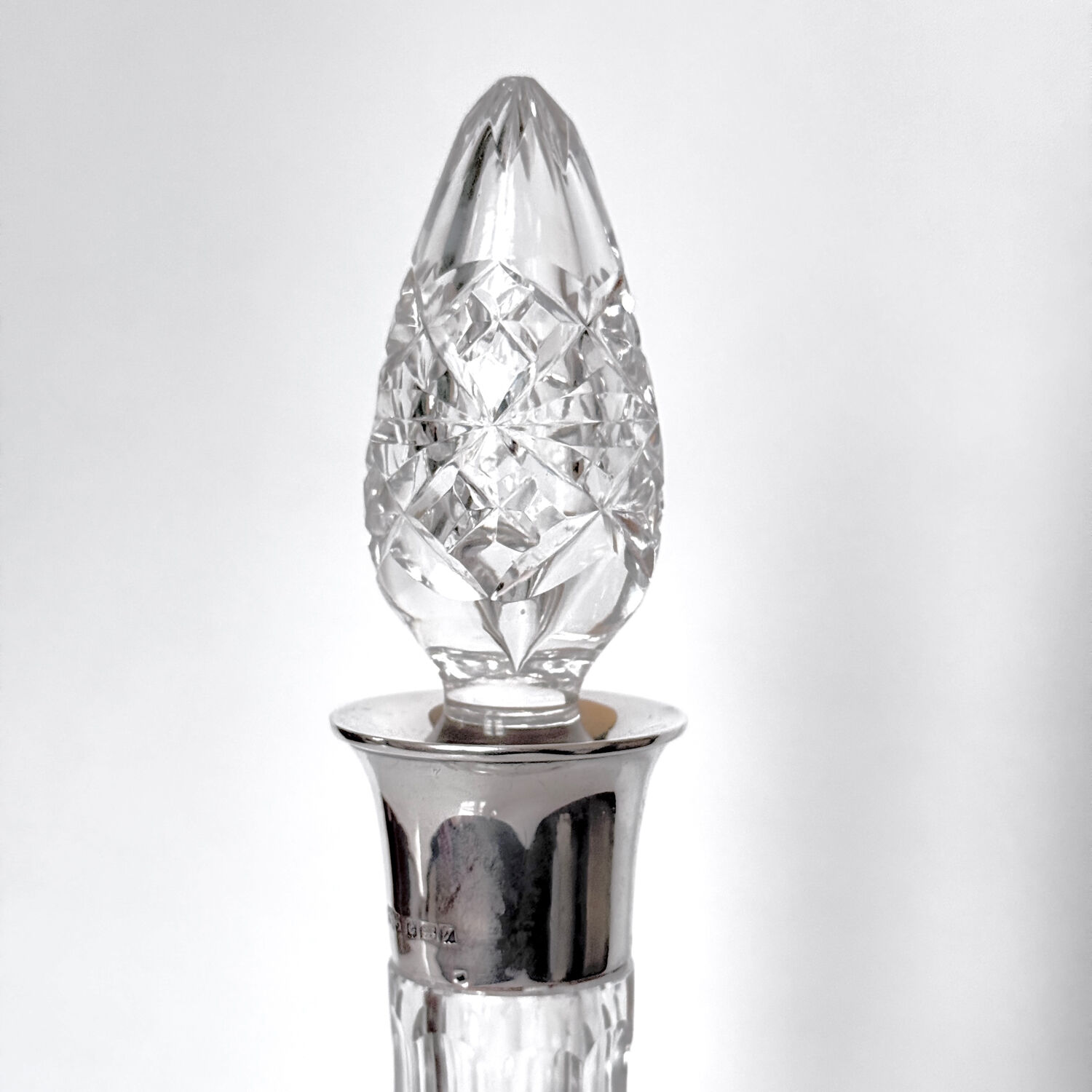 English carafe in crystal and silver