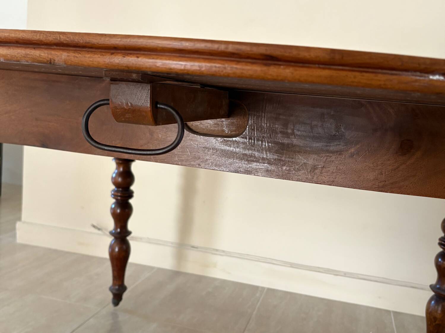 Solid wood extendable table