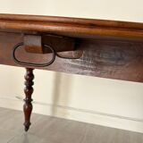 Extendable solid wood table
