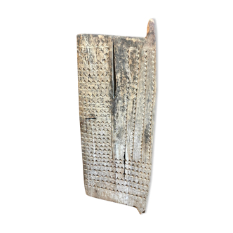 Ancienne porte Tsonga en bois érodé de la fin du XIXe siècle, de la région de KwaZulu/Natal