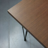 Table basse minimaliste du milieu du siècle