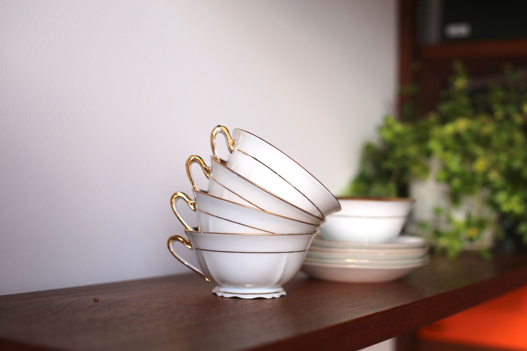 Vintage coffee cups made of fine Limoges porcelain - Raspberry and golden décor