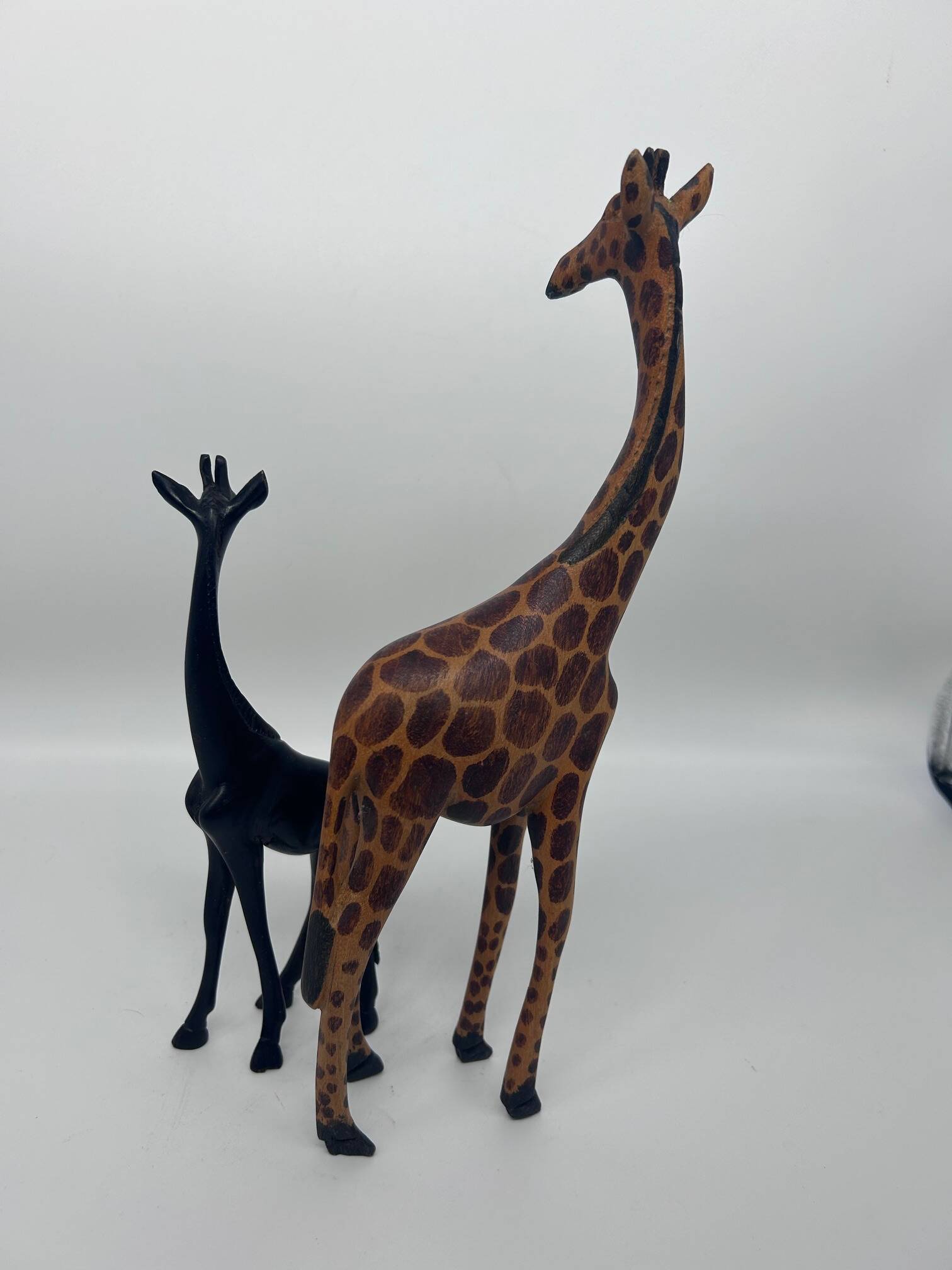 2 girafes en bois sculpté