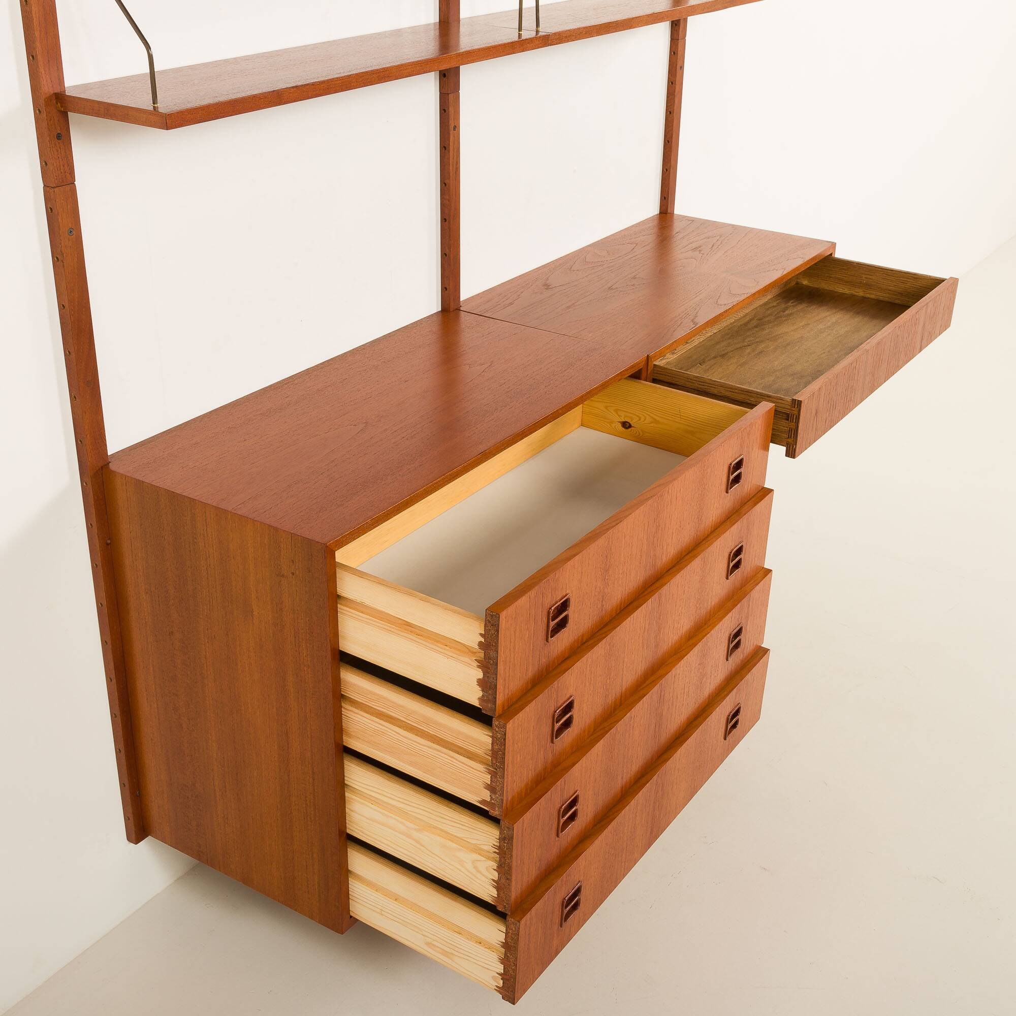 Un ensemble mural en teck scandinave avec un bureau, années 1970.