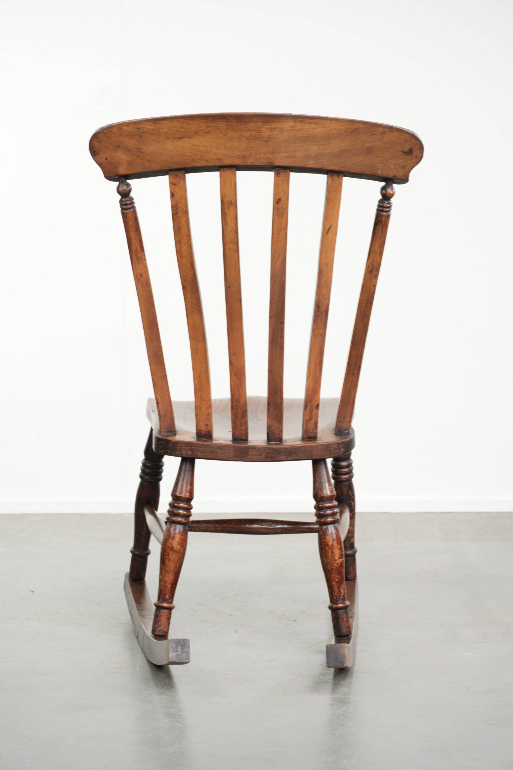Chaise berçante Windsor en chêne anglais du début du 19e siècle.