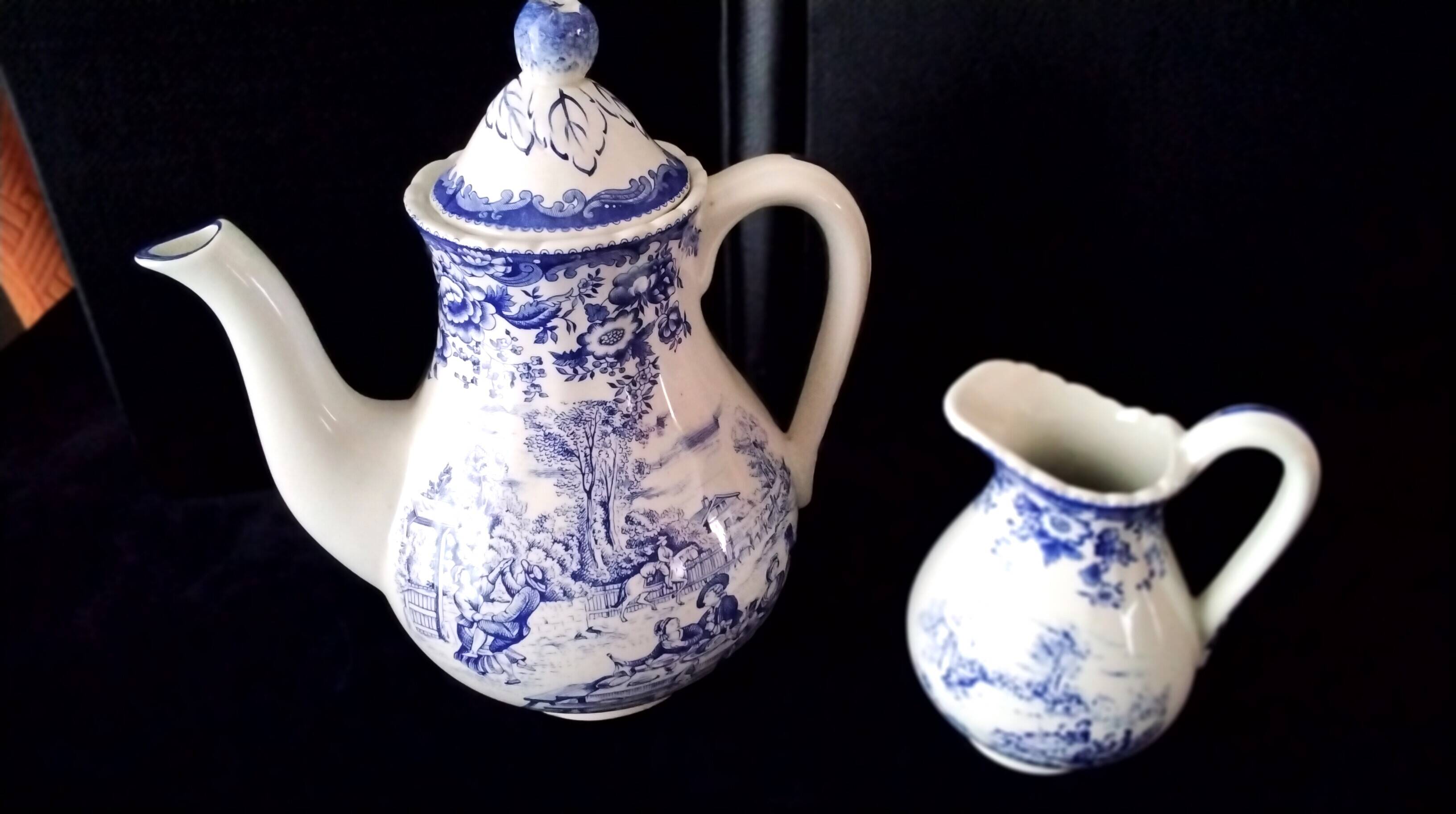 Lunéville earthenware coffee pot and milk jug, Toile de Jouy model