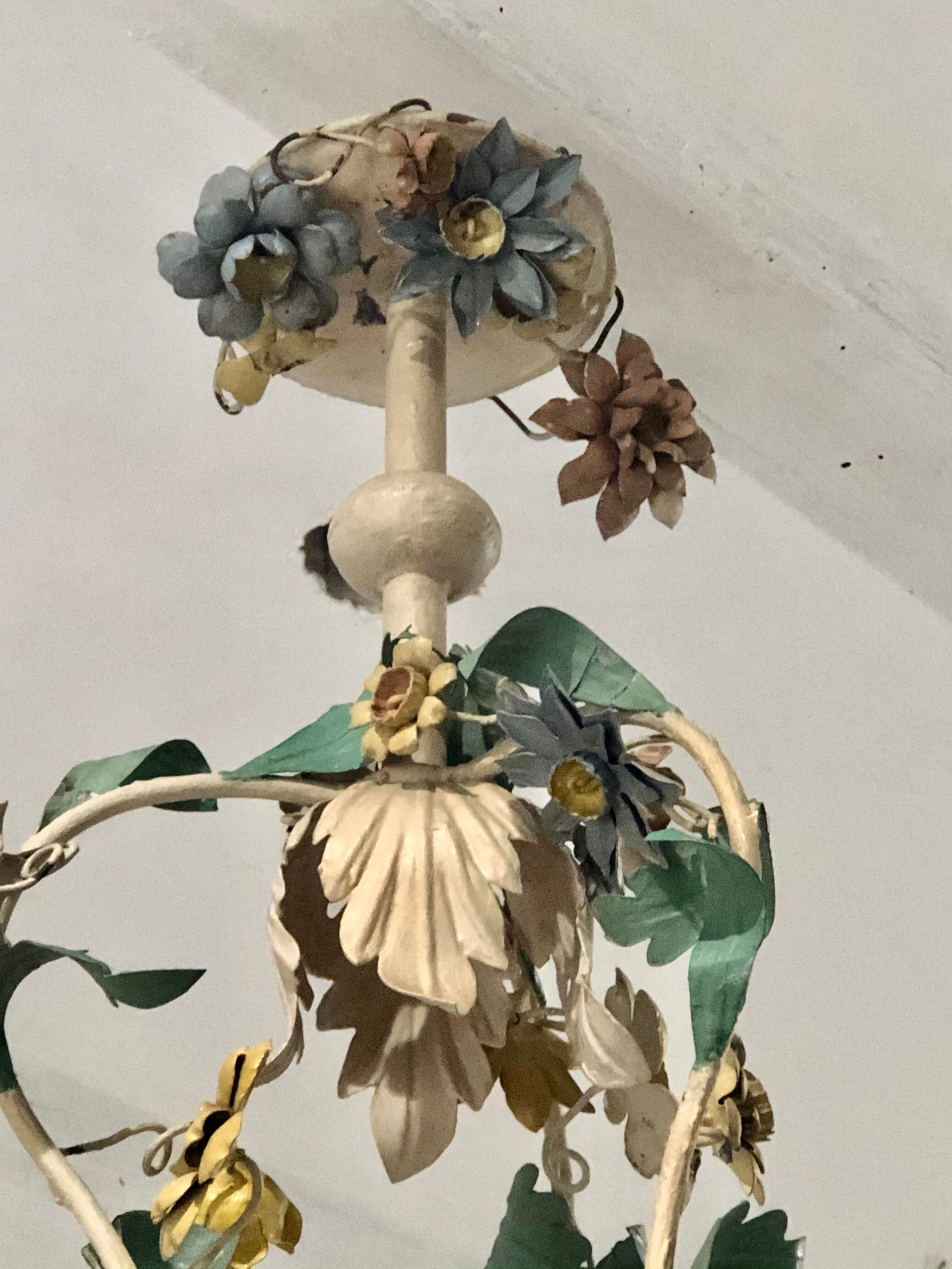Lustre florale en métal peint