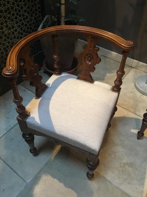 Paire de fauteuils de coin de style Louis XVI début 20ème