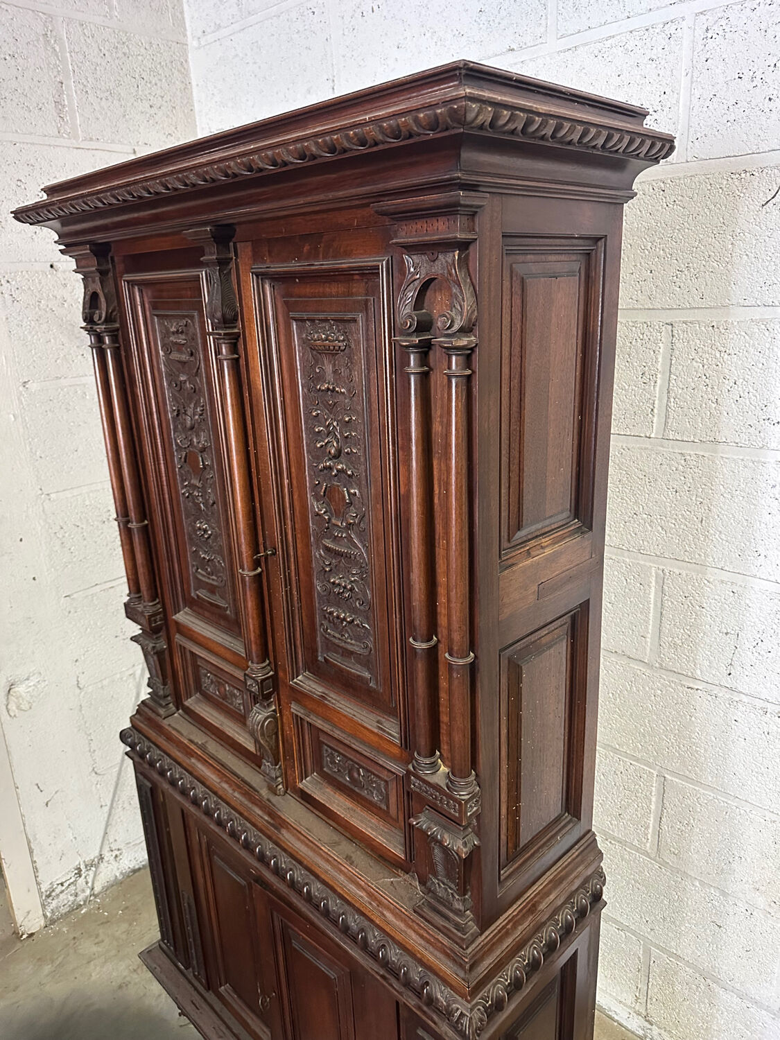 Small Renaissance-style buffet in walnut, 19th century.