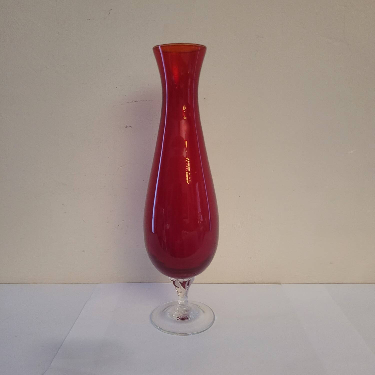 Ruby red glass soliflore vase on a stand - Art glass from the 1970s