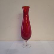 Vase soliflore en verre rouge rubis sur pied - Verrerie d'art années 1
