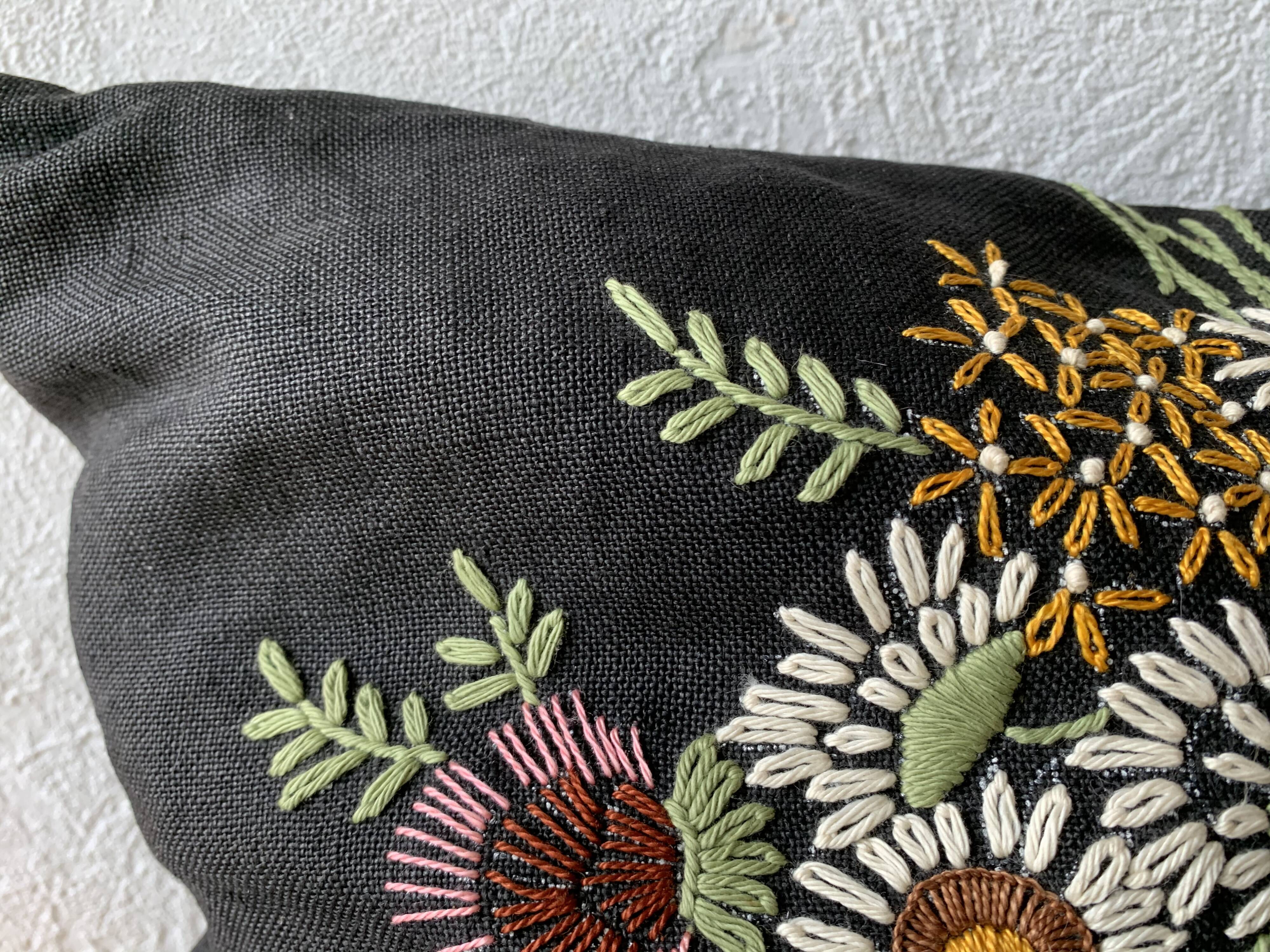 Coussin lin noir brodé