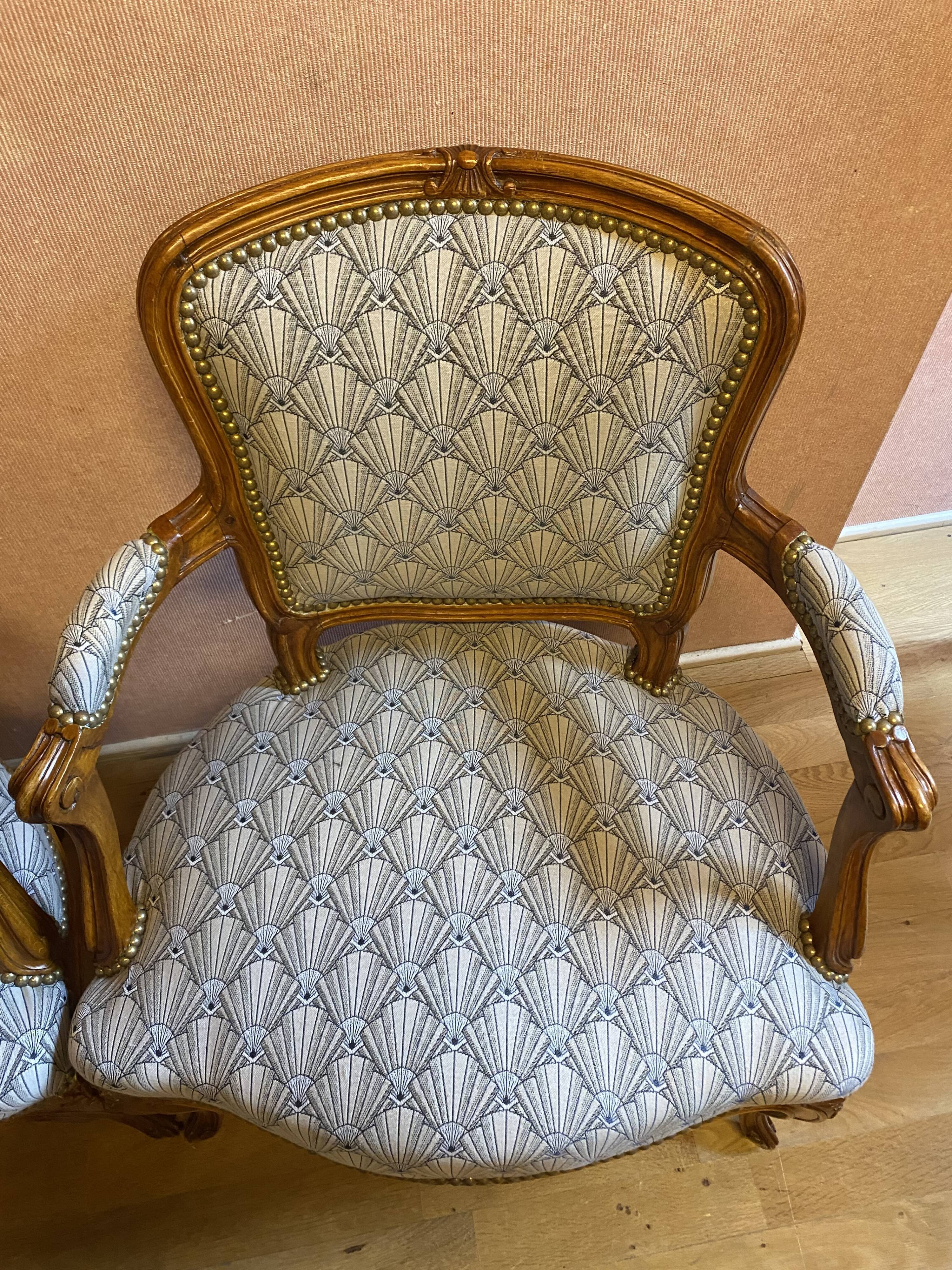Paire de fauteuils de style Louis XV tissu moderne